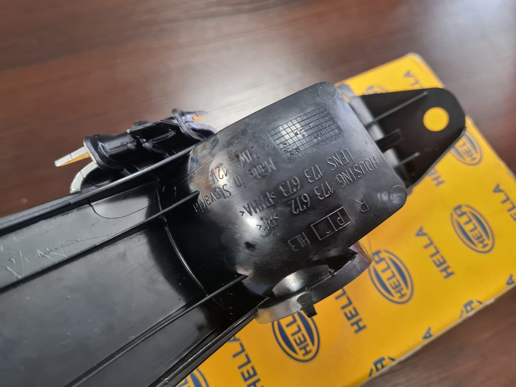 Miglas lukturis aizmugurē labā pusē priekš VW Toureg 2010-2018 7P6945702C 2 Miglas lukturis aizmugurē labā pusē priekš VW Toureg 2010-2018 7P6945702C