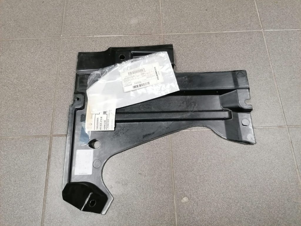 Virsbūves apakšējais aizsargs priekš Audi A6 Allroad 2006-2011 4F0825215M 2 Virsbūves apakšējais aizsargs priekš Audi A6 Allroad 2006-2011 4F0825215M