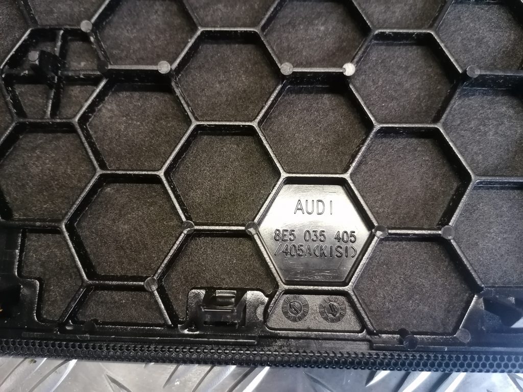 Skaļruņa apdare aizmugurējā plauktā priekš AUDI A4 2007 2 Skaļruņa apdare aizmugurējā plauktā priekš AUDI A4 2007