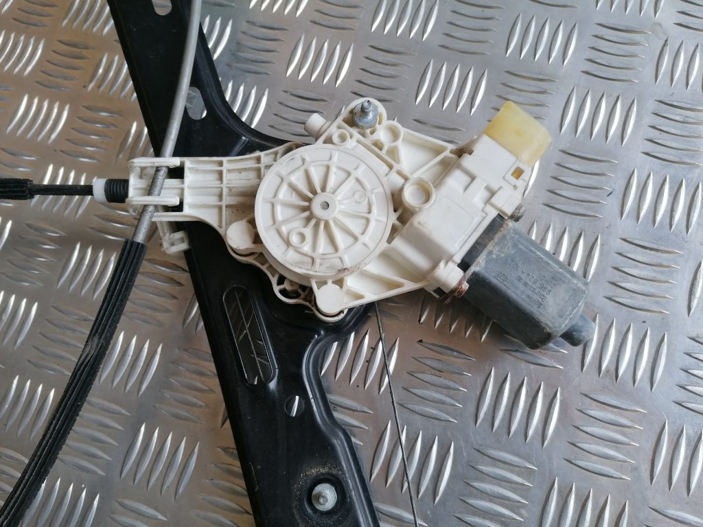 Stikla pacelšanas mehānisms priekšējais kreisais priekš BMW 1 E87 2009 WHITE 2 Stikla pacelšanas mehānisms priekšējais kreisais priekš BMW 1 E87 2009 WHITE