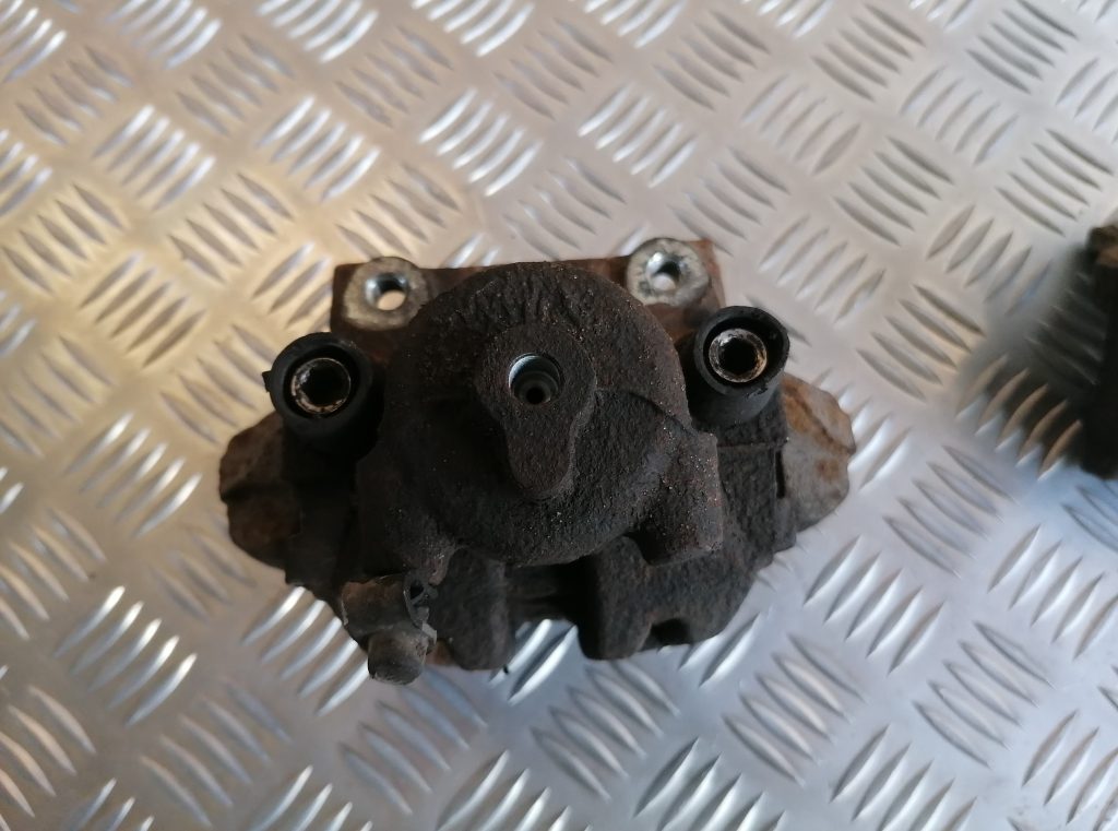 Aizmugurējais kreisais suports priekš BMW 1 E87 2009 WHITE