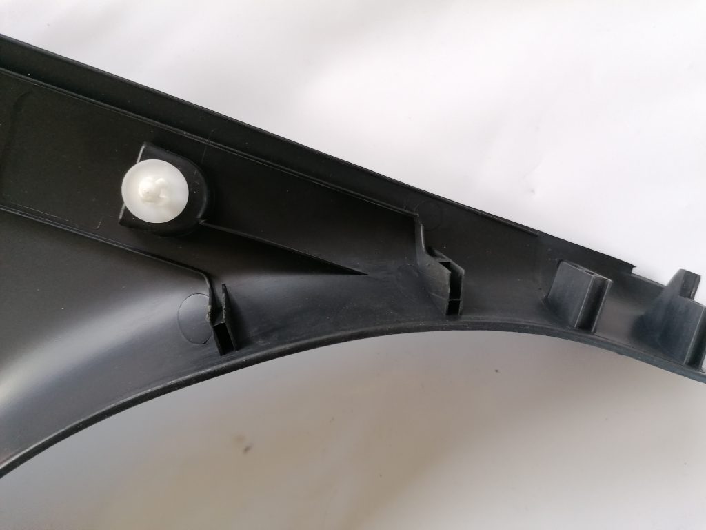 Vidējas salona statnes apdare priekš BMW 1 E87 2009 WHITE