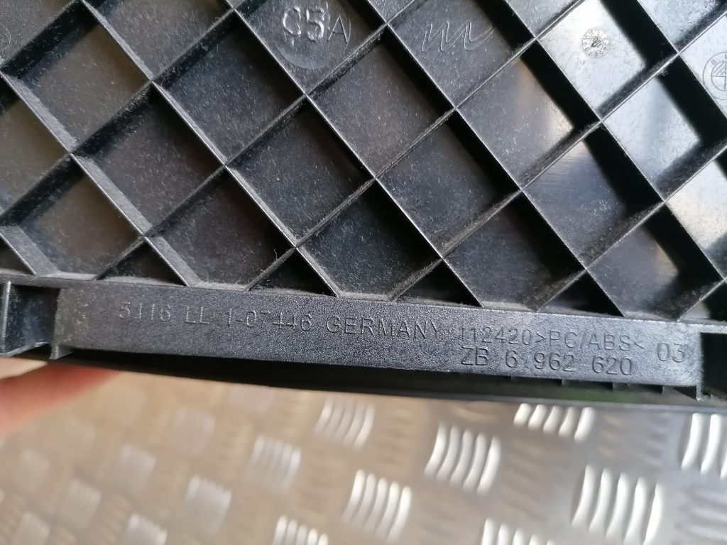 Mantu glabāšanas nodalījums pasažiera pusē priekš BMW 1 E87 2009 WHITE