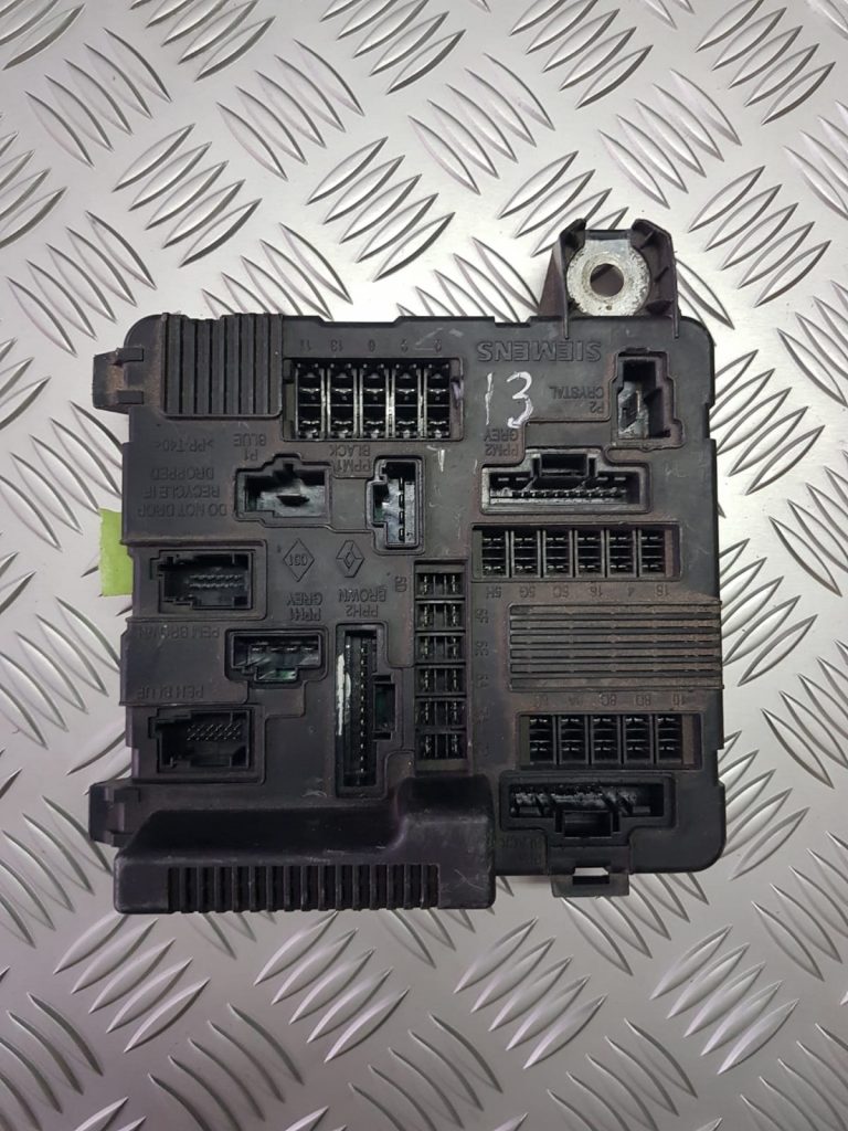 Drošinātāju relejas kaste priekš RENAULT MEGANE 2004 1 Drošinātāju relejas kaste priekš RENAULT MEGANE 2004