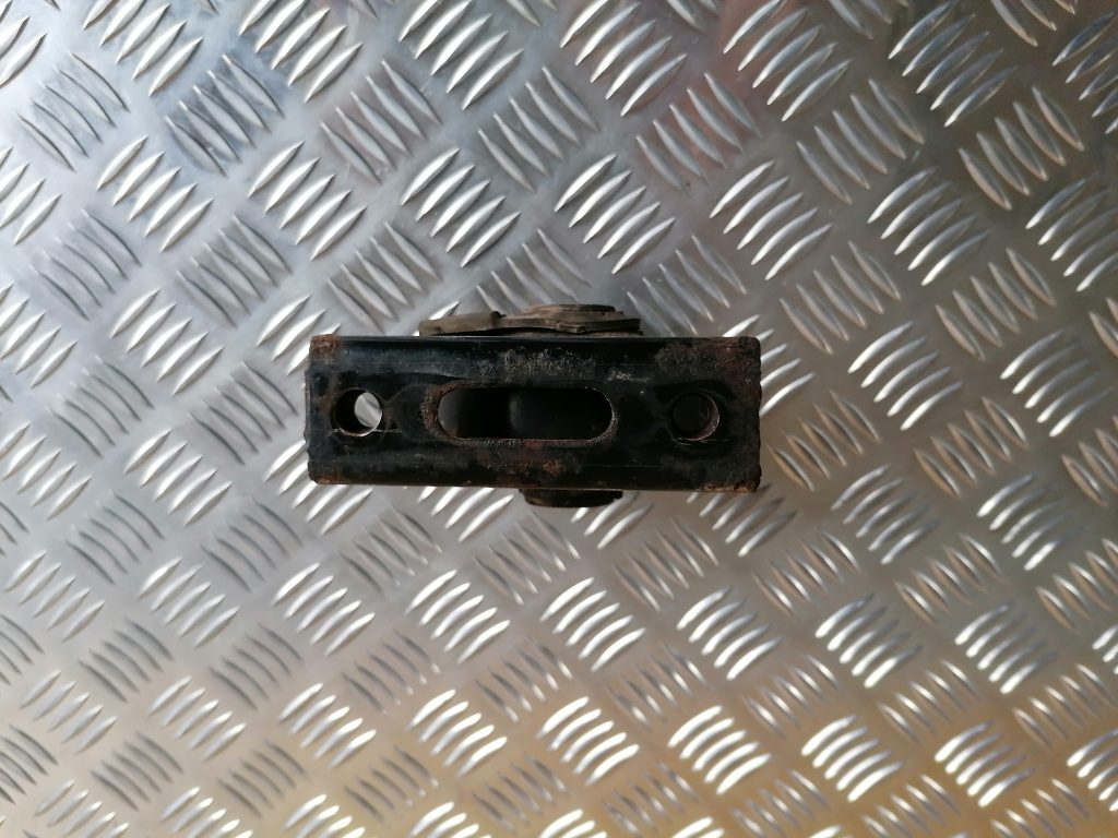 Dzinēja spilvens priekš TOYOTA AVENSIS 2012