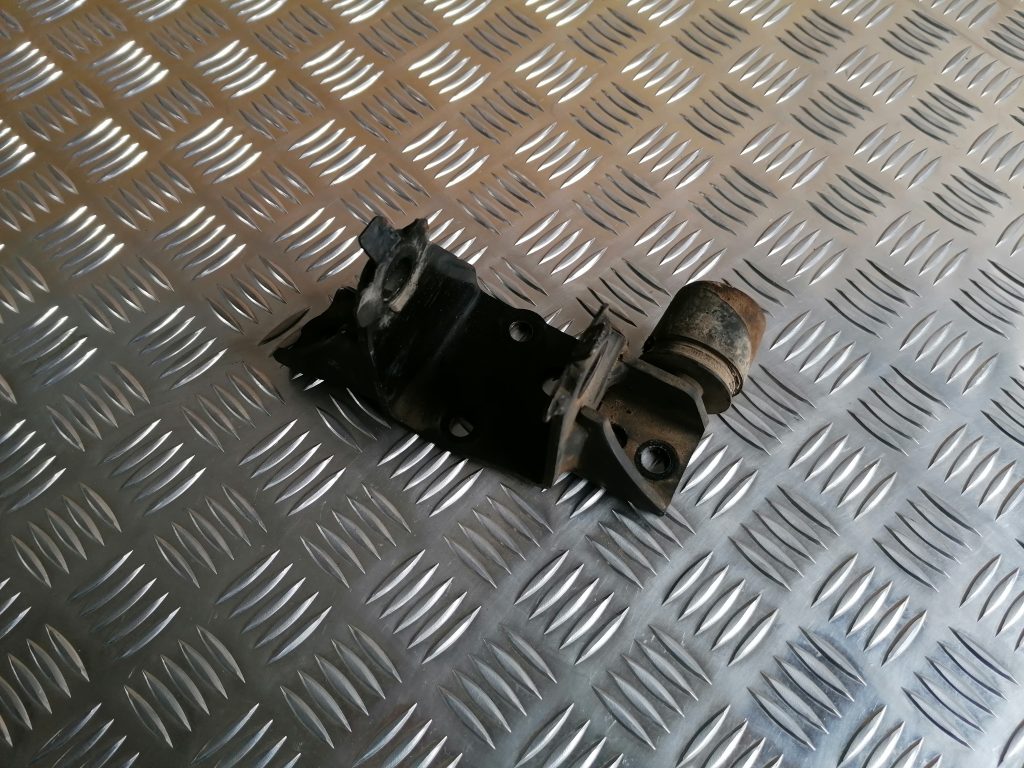 Dzinēja kronšteins priekš TOYOTA AVENSIS 2012 2 Dzinēja kronšteins priekš TOYOTA AVENSIS 2012