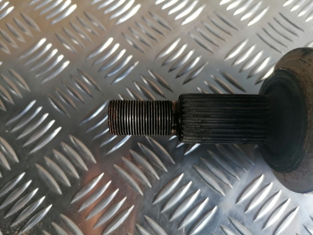 Pusass priekšējā kreisā priekš TOYOTA AVENSIS 2012