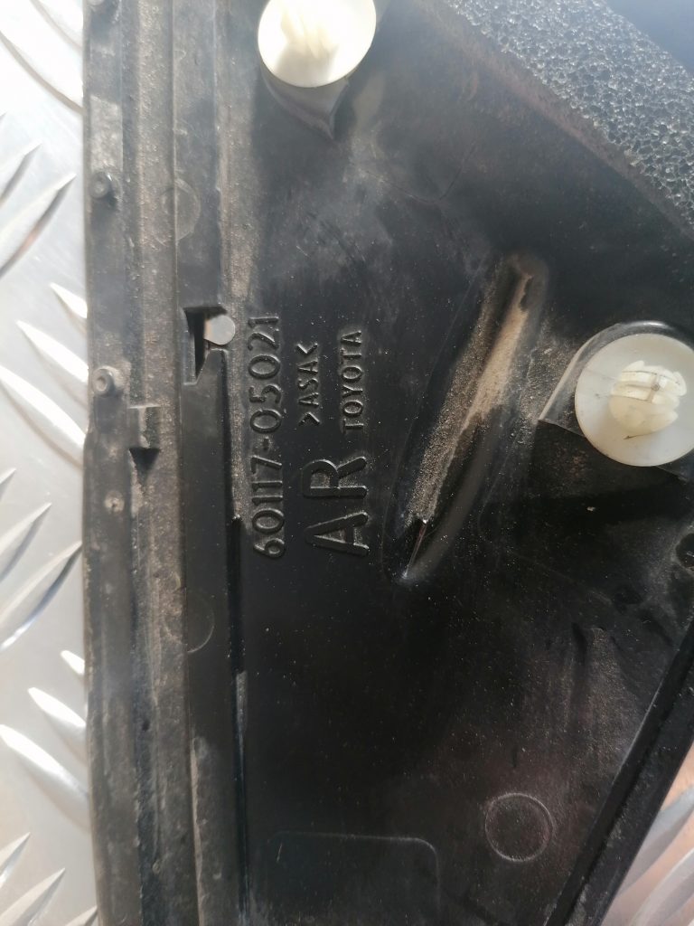 Priekšējo labo durvju moldings priekš TOYOTA AVENSIS 2012 2 Priekšējo labo durvju moldings priekš TOYOTA AVENSIS 2012