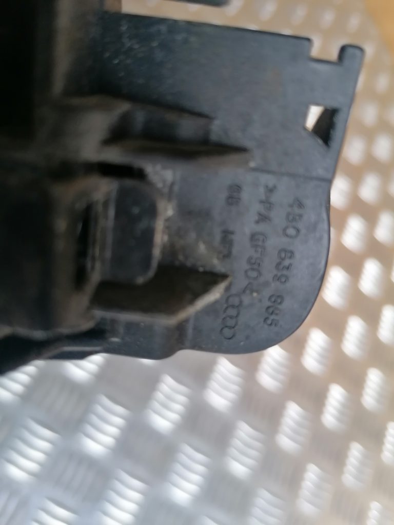 Priekšējāis labais durvju rokturis priekš AUDI A4 2007