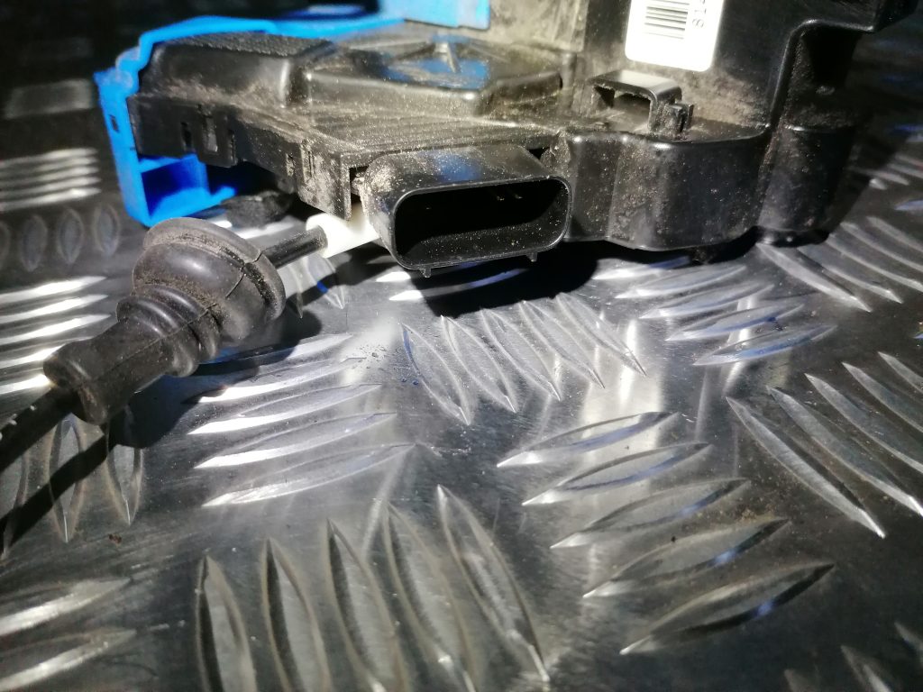 Aizmugurējo kreiso durvju slēdzene priekš KIA CEED 2013 3 Aizmugurējo kreiso durvju slēdzene priekš KIA CEED 2013