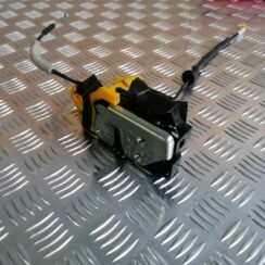 Priekšējo labo durvju slēdzene priekš KIA CEED 2013