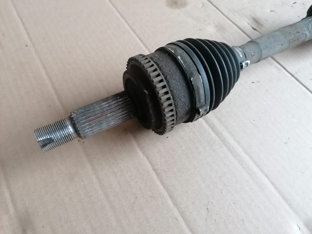 Pusass priekšēja labā priekš KIA CEED 2013 2 Pusass priekšēja labā priekš KIA CEED 2013