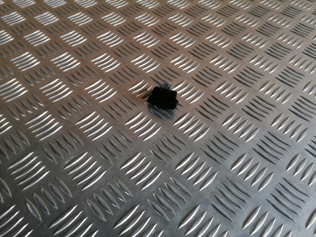 Stikla pacelšanas poga priekš VW POLO 2008 1 Stikla pacelšanas poga priekš VW POLO 2008