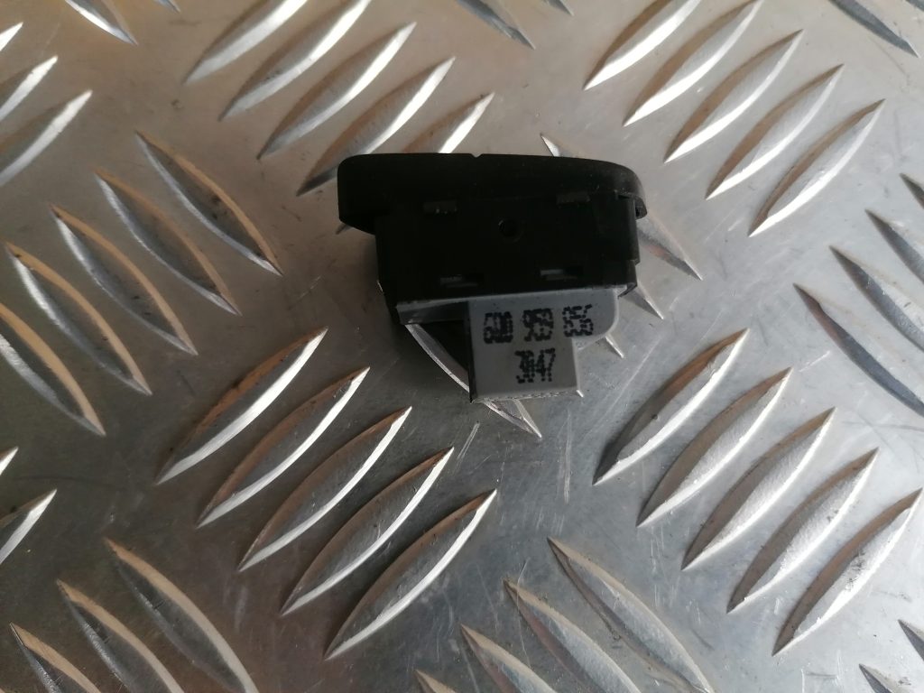 Stikla pacelšanas poga priekš VW POLO 2008 2 Stikla pacelšanas poga priekš VW POLO 2008