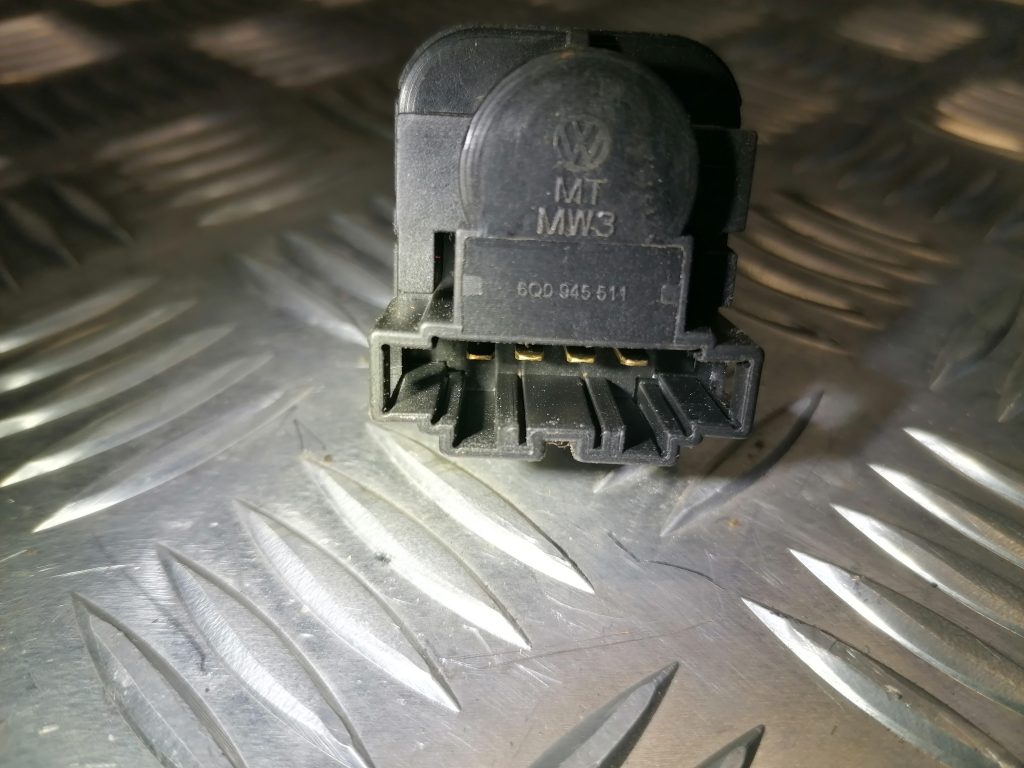 Bremžu signāla slēdzis priekš VW POLO 2008 2 Bremžu signāla slēdzis priekš VW POLO 2008