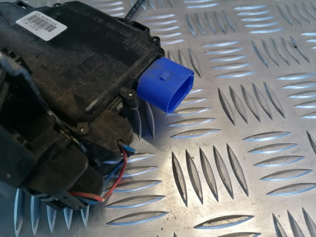 Priekšējo labo durvju slēdzene priekš ŠKODA FABIA 2008