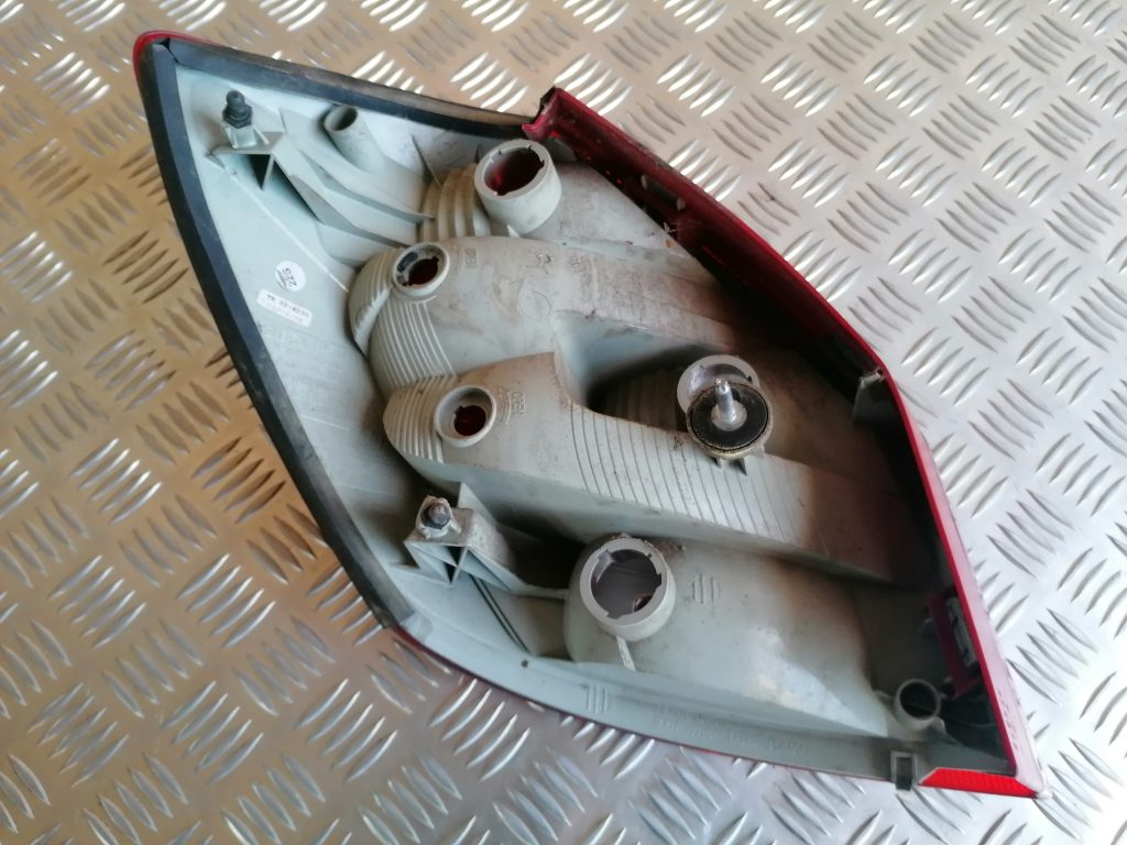 Aizmugurējais labais lukturis priekš ŠKODA FABIA 2008 2 Aizmugurējais labais lukturis priekš ŠKODA FABIA 2008