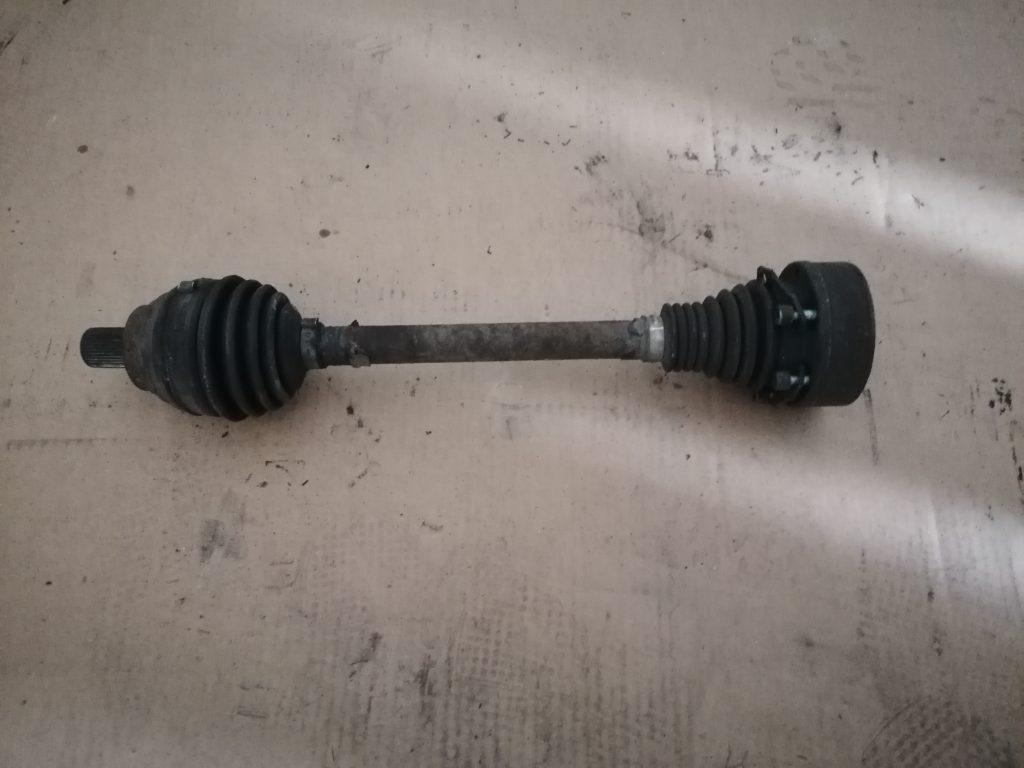 Pusass priekšējā kreisā priekš VW TOURAN 2005 1 Pusass priekšējā kreisā priekš VW TOURAN 2005