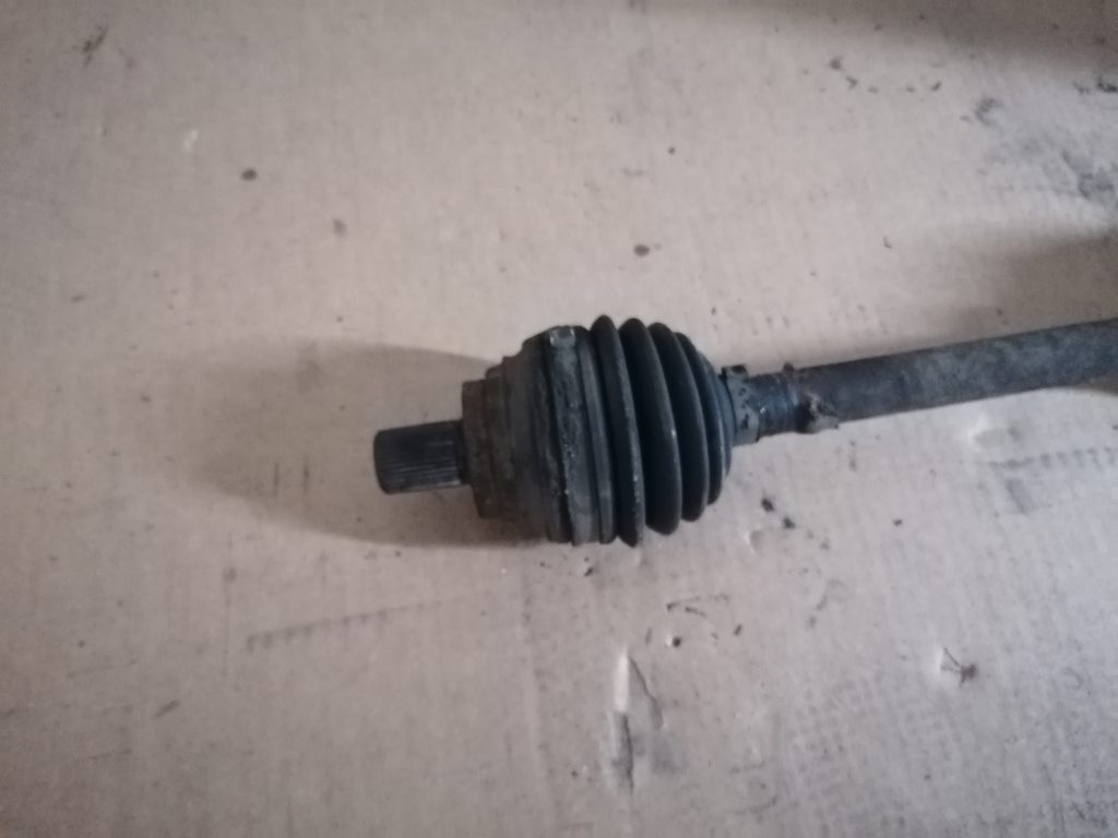 Pusass priekšējā kreisā priekš VW TOURAN 2005 2 Pusass priekšējā kreisā priekš VW TOURAN 2005