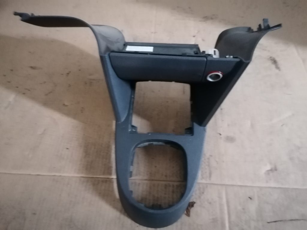 Centrālās konsoles apdares lielākā daļa priekš VW TOURAN 2005