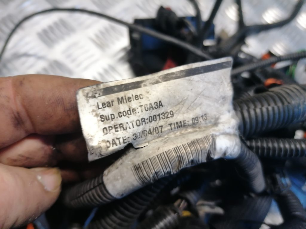 Dzinēja vadi priekš VOLVO V70 2007 2 Dzinēja vadi priekš VOLVO V70 2007