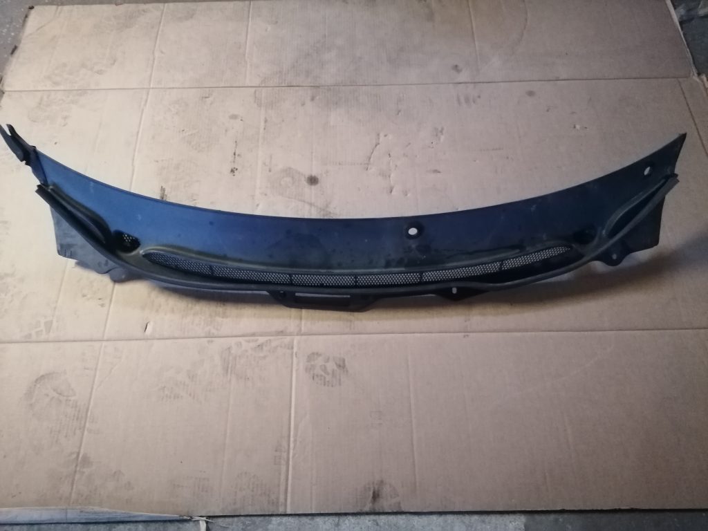 Vējstikla uzlikas (deflektora) režģis priekš VOLVO V70 2007