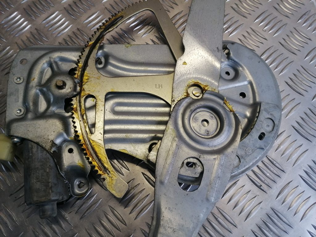 Stikla pacelšanas mehānisms priekšējais kreisais priekš VOLVO V70 2007 3 Stikla pacelšanas mehānisms priekšējais kreisais priekš VOLVO V70 2007