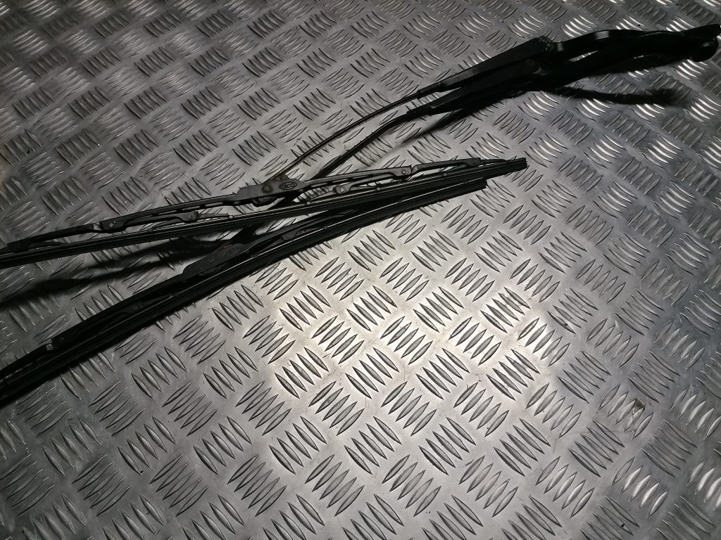 Vējstikla slotu turētāju komplekts priekš VOLVO 850 1995