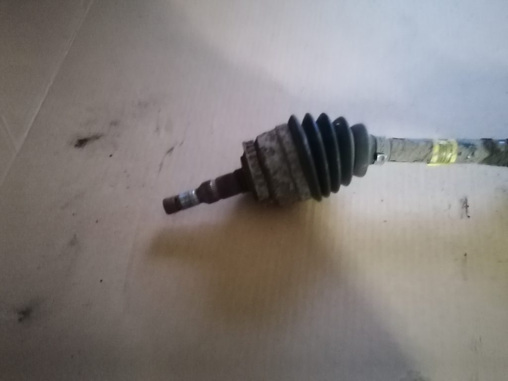 Pusass priekšējā kreisā priekš OPEL MERIVA 2005