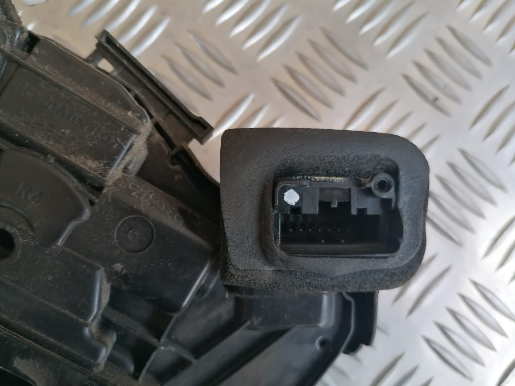 Aizmugurējo labo durvju slēdzene priekš VW POLO 2011