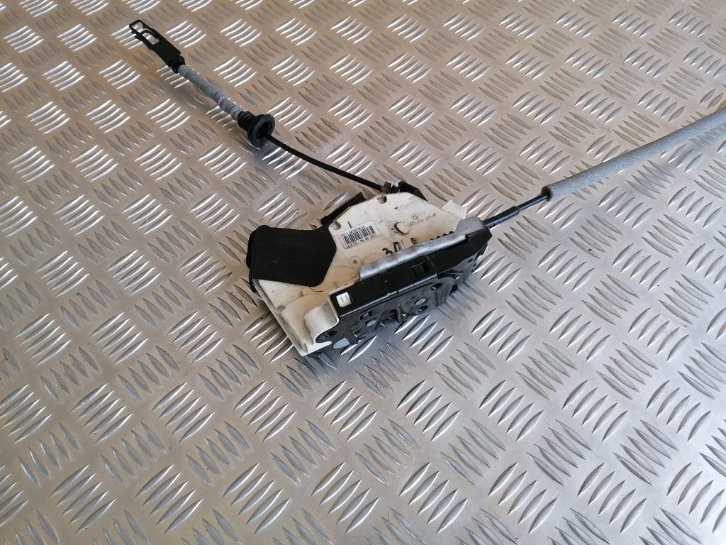 Aizmugurējo labo durvju slēdzene priekš VW POLO 2011