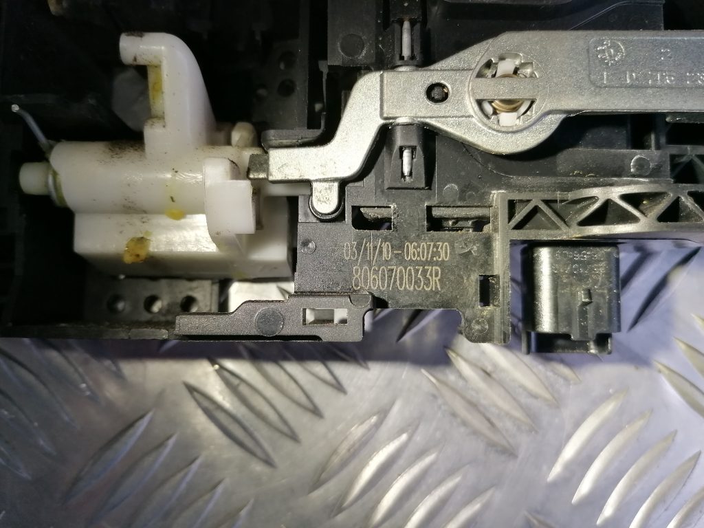 Durvju roktura iekšējais stiprinājums priekš RENAULT MEGANE 2011 3 Durvju roktura iekšējais stiprinājums priekš RENAULT MEGANE 2011