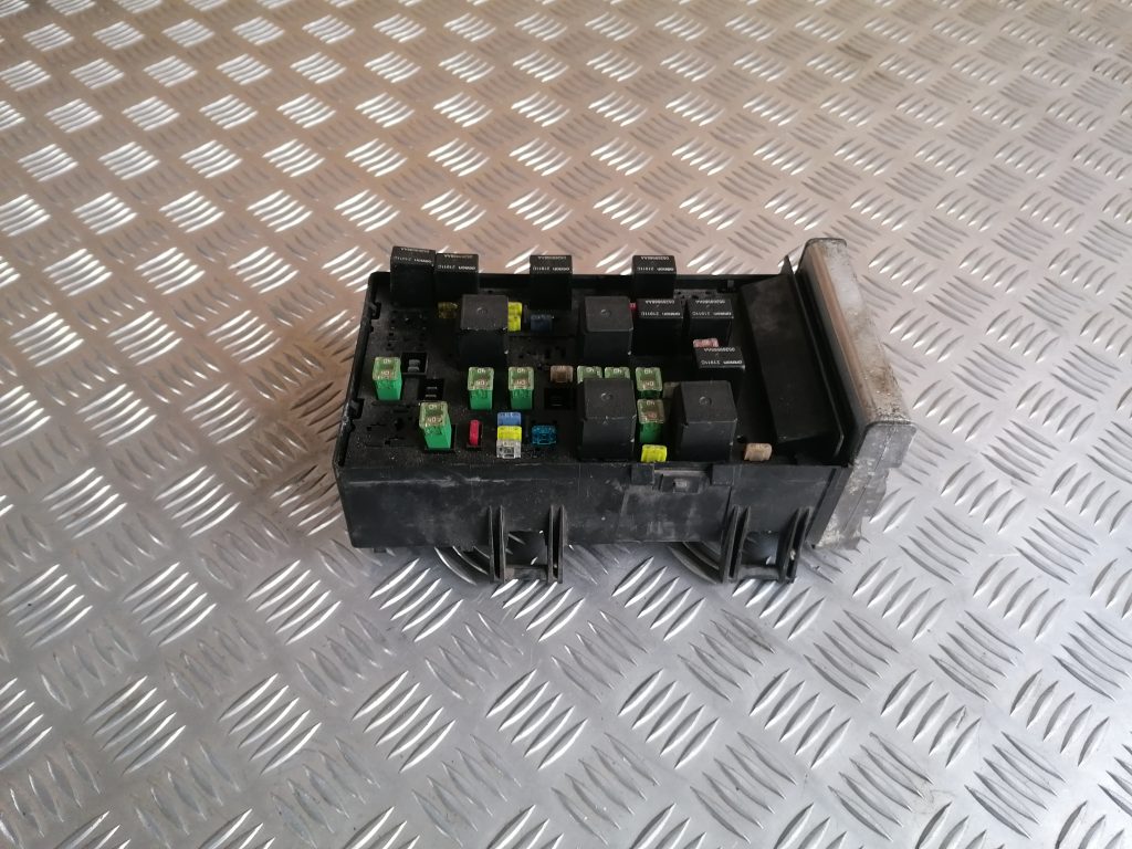 Drošinātāju relejas kaste priekš CHRYSLER GRAND VOYAGER 2004