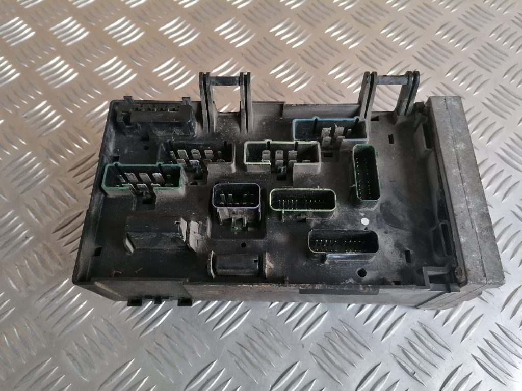 Drošinātāju relejas kaste priekš CHRYSLER GRAND VOYAGER 2004