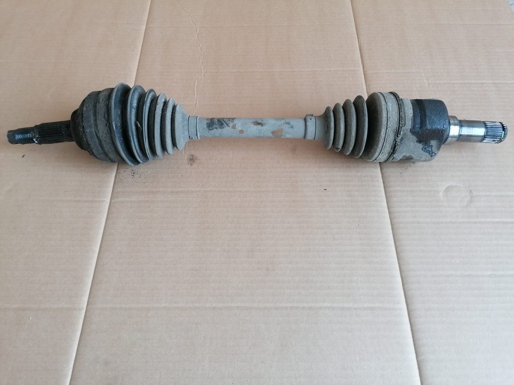 Pusass priekšējā kreisā priekš CHRYSLER GRAND VOYAGER 2004 1 Pusass priekšējā kreisā priekš CHRYSLER GRAND VOYAGER 2004