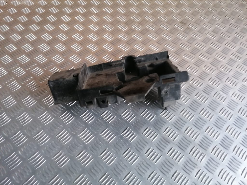 Akumulatora pamatnes kronšteins priekš CHRYSLER GRAND VOYAGER 2004 1 Akumulatora pamatnes kronšteins priekš CHRYSLER GRAND VOYAGER 2004