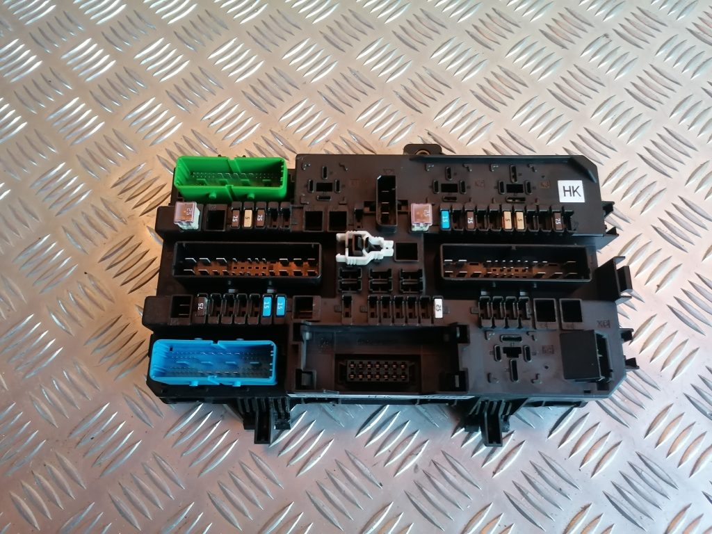 Drošinātāju bloks priekš OPEL ASTRA H 2006 2 Drošinātāju bloks priekš OPEL ASTRA H 2006