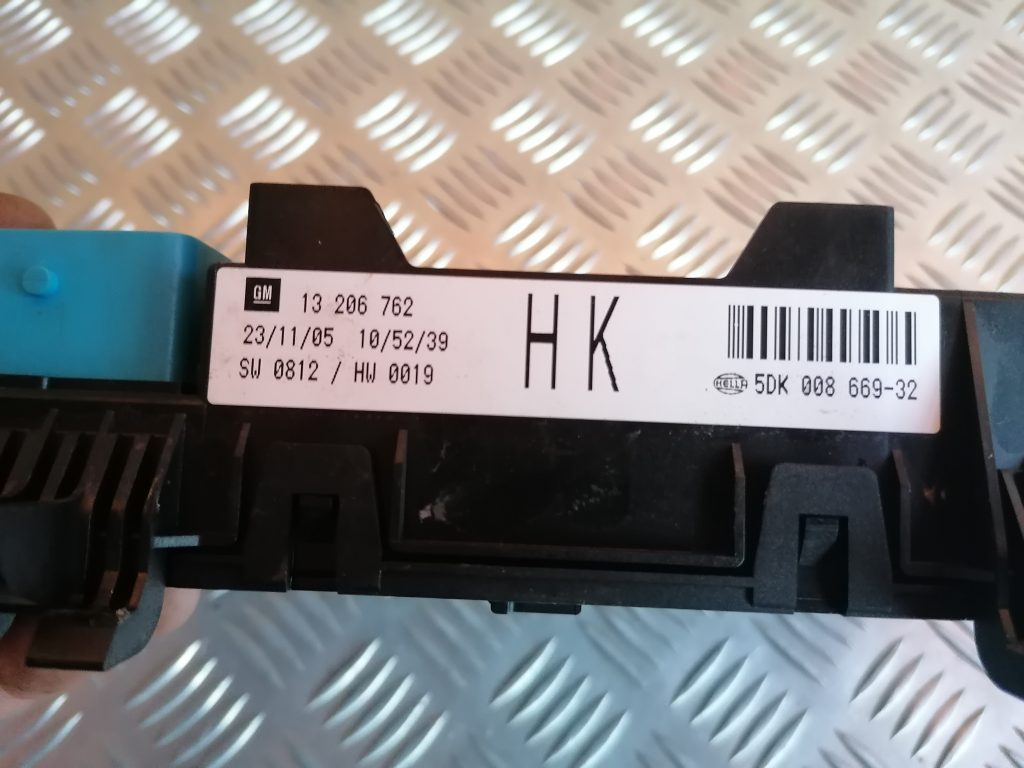 Drošinātāju bloks priekš OPEL ASTRA H 2006 4 Drošinātāju bloks priekš OPEL ASTRA H 2006