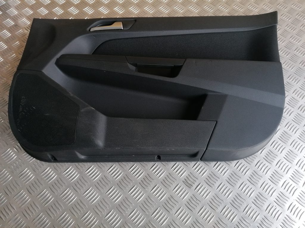Priekšējo labo durvju apdare priekš OPEL ASTRA H 2006 1 Priekšējo labo durvju apdare priekš OPEL ASTRA H 2006