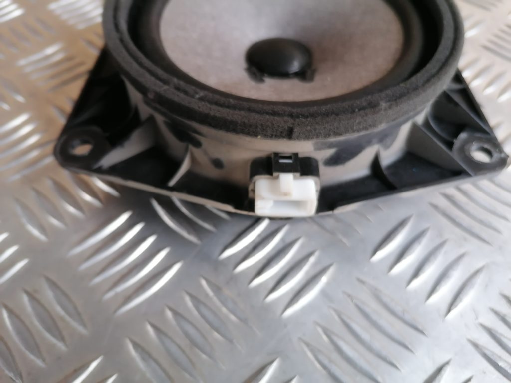 Durvju skaļrunis, apakšā priekš TOYOTA COROLLA VERSO 2005