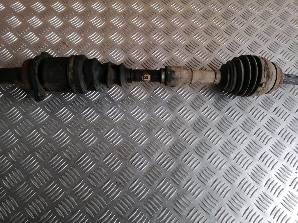 Pusass priekšēja labā priekš TOYOTA COROLLA VERSO 2005