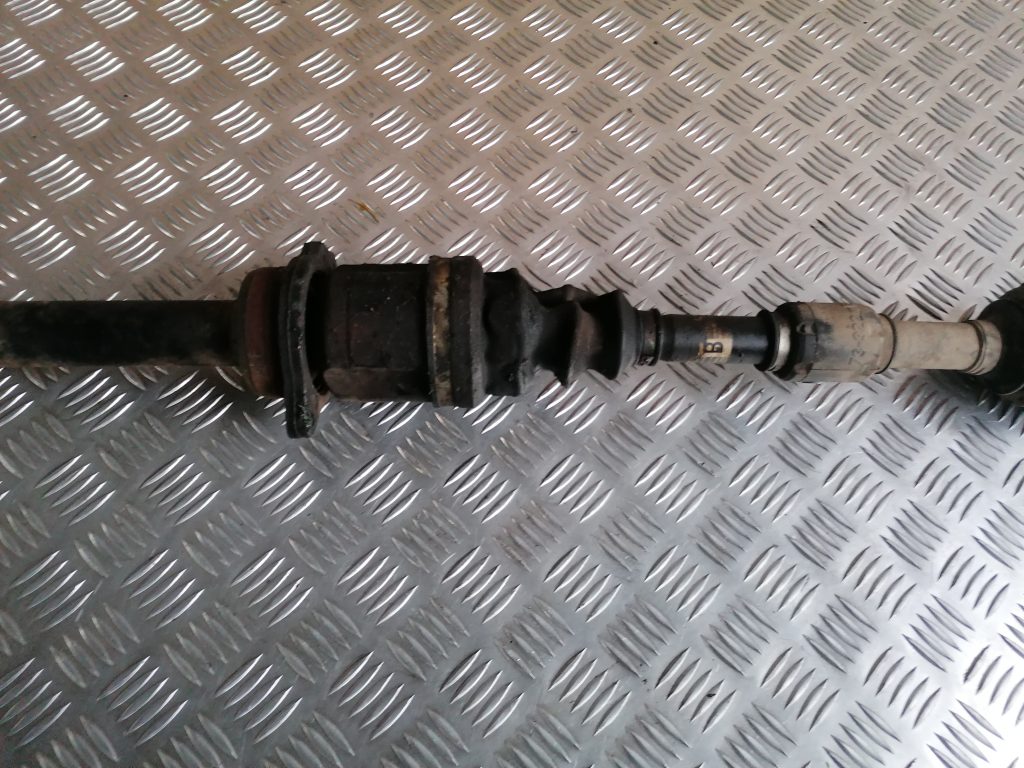 Pusass priekšēja labā priekš TOYOTA COROLLA VERSO 2005