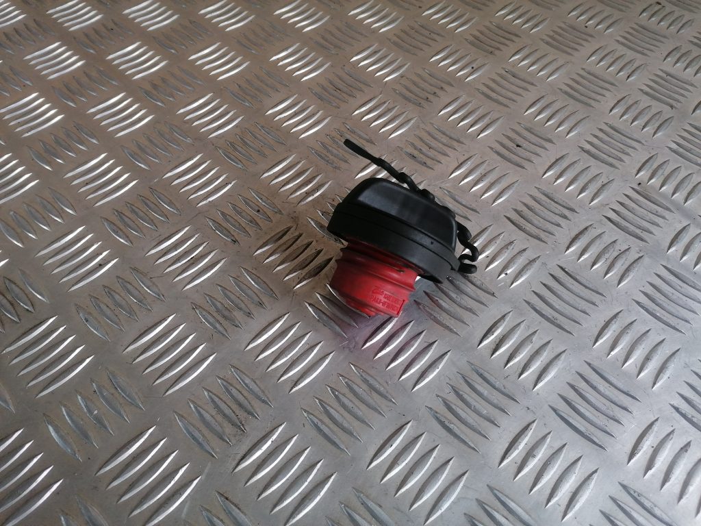 Degvielas uzpildes korķis priekš VOLVO V70 2004