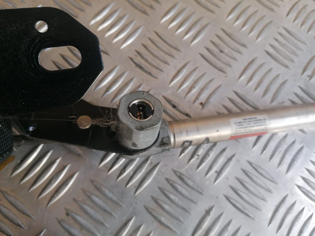 Priekšējā kreisā drošības josta priekš VOLVO V70 2004 2 Priekšējā kreisā drošības josta priekš VOLVO V70 2004