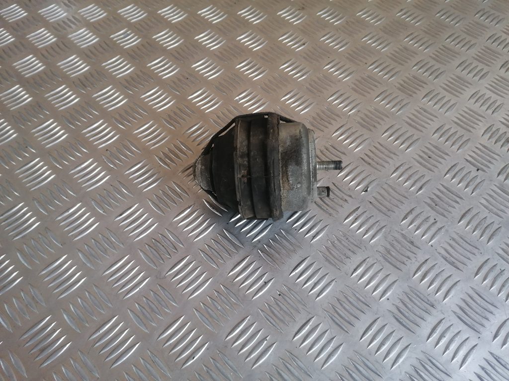 Dzinēja spilvens priekš VOLVO V70 2004 1 Dzinēja spilvens priekš VOLVO V70 2004