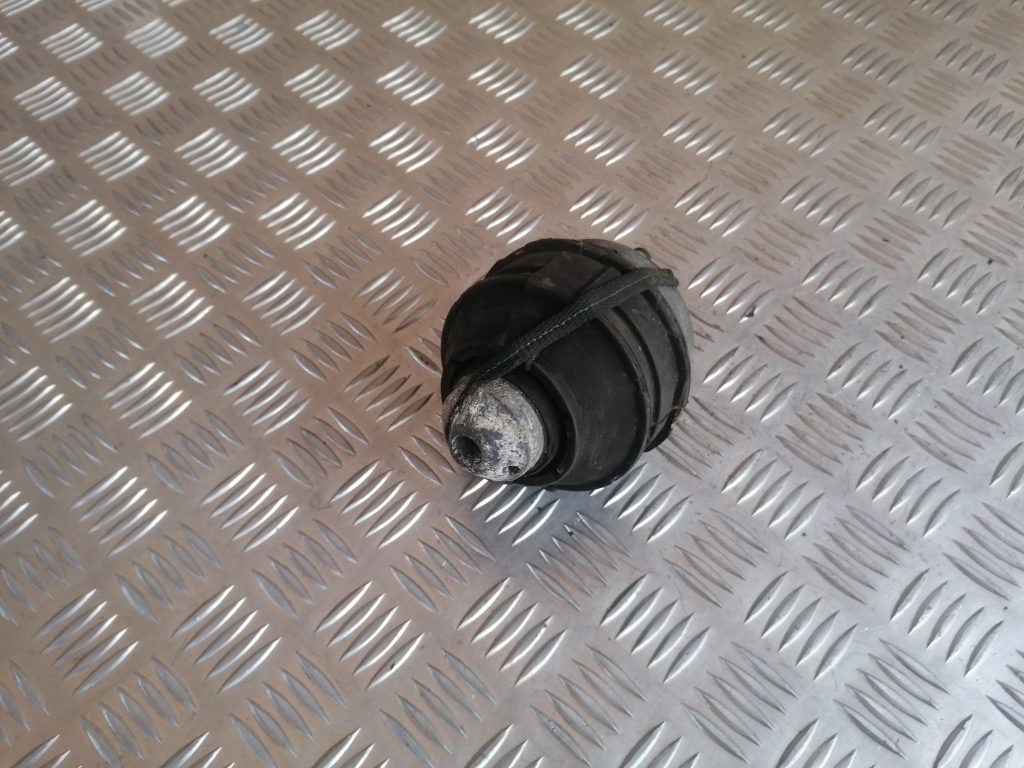 Dzinēja spilvens priekš VOLVO V70 2004 3 Dzinēja spilvens priekš VOLVO V70 2004