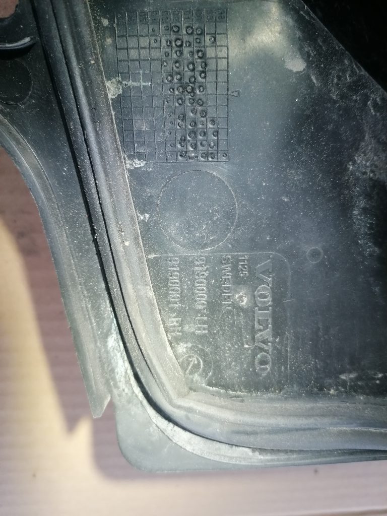 Vējstikla uzlikas (deflektora) režģis priekš VOLVO V70 2004 3 Vējstikla uzlikas (deflektora) režģis priekš VOLVO V70 2004