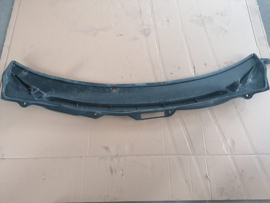 Vējstikla uzlikas (deflektora) režģis priekš VOLVO V70 2004 1 Vējstikla uzlikas (deflektora) režģis priekš VOLVO V70 2004