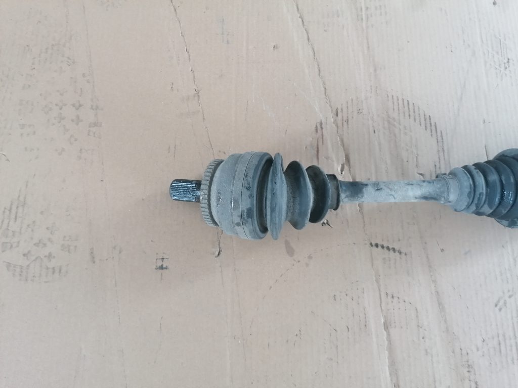 Pusass priekšēja labā priekš VOLVO V70 2004 2 Pusass priekšēja labā priekš VOLVO V70 2004