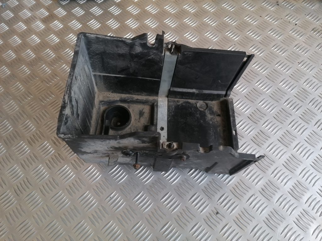 Akumulatora stiprināšanas korpuss priekš FORD C-MAX 2011 2 Akumulatora stiprināšanas korpuss priekš FORD C-MAX 2011